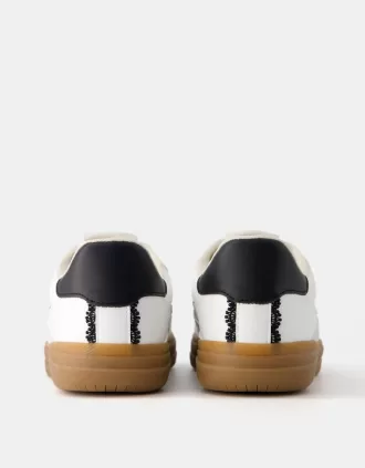 Adidași retro cu detaliu din dantelă