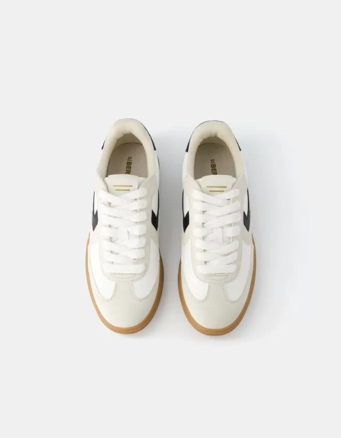 Adidași retro cu detaliu din dantelă Adidași retro cu detaliu din dantelă