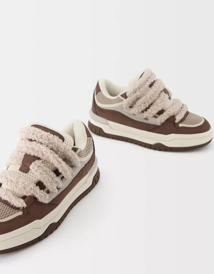 Adidași skater cu șireturi de pluș Adidași skater cu șireturi de pluș