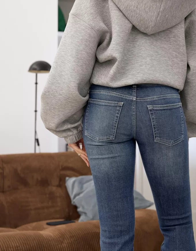 Blugi bootcut cu talie joasă Blugi bootcut cu talie joasă