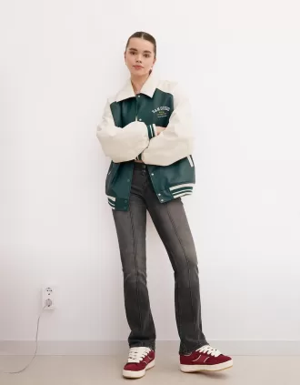Blugi bootcut cu talie joasă