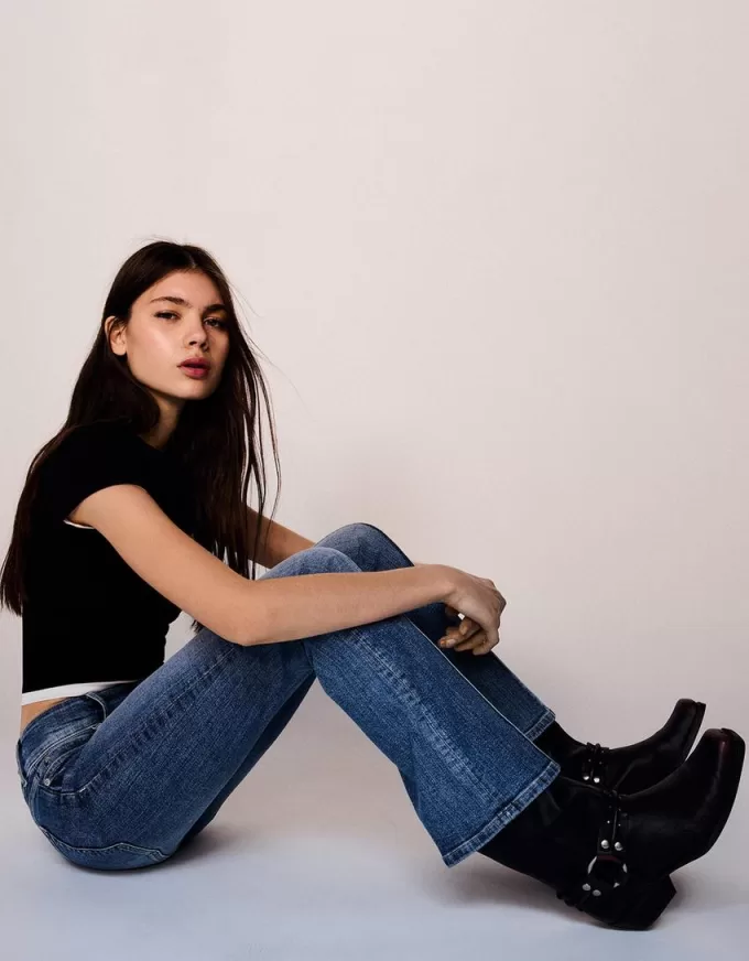 Blugi bootcut cu talie joasă Blugi bootcut cu talie joasă