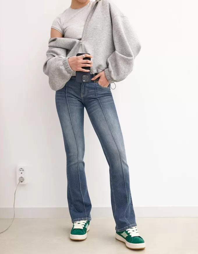 Blugi bootcut cu talie joasă Blugi bootcut cu talie joasă