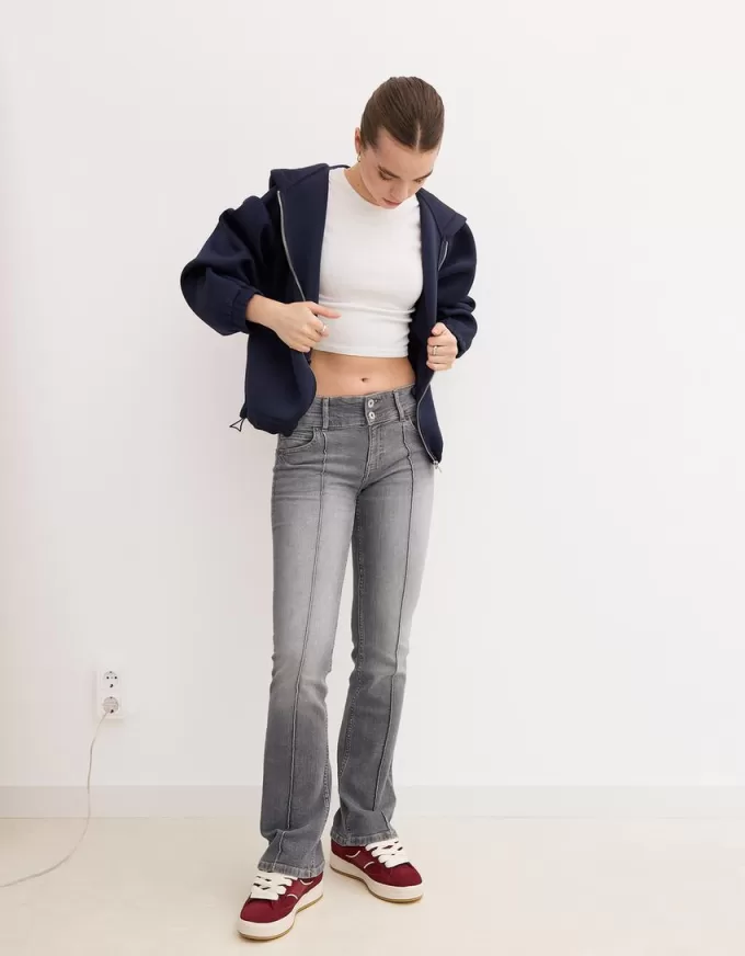 Blugi bootcut cu talie joasă Blugi bootcut cu talie joasă