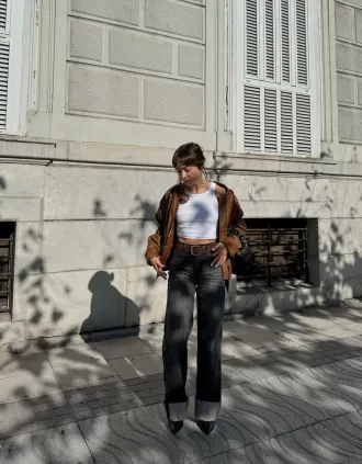 Blugi largi din anii ’90, cu tiv răsturnat