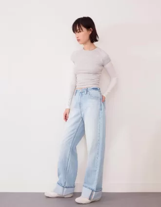 Blugi largi din anii ’90, cu tiv răsturnat