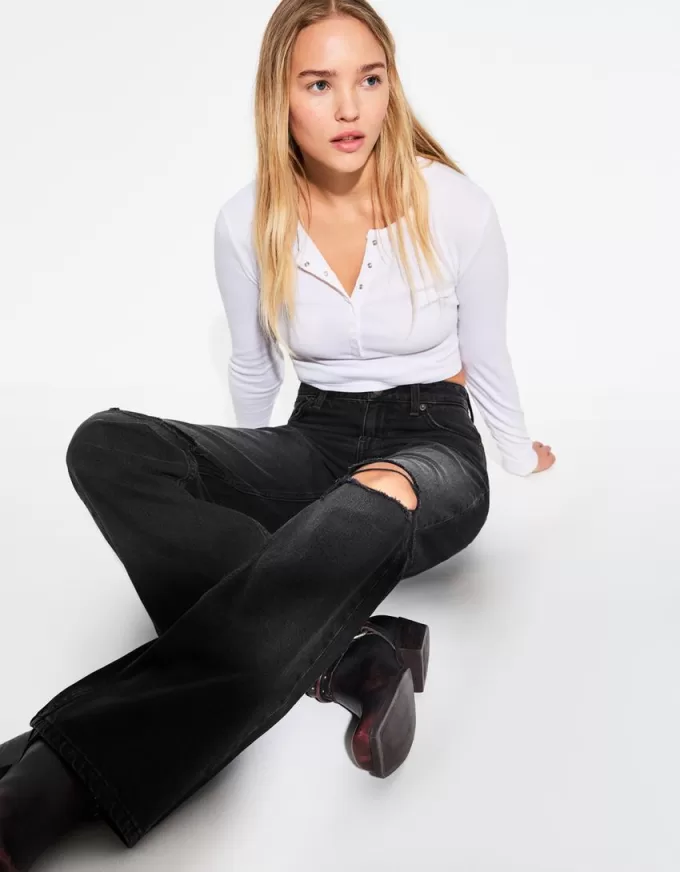 Blugi rupți cu picioare largi din anii ’90 Blugi rupți cu picioare largi din anii ’90