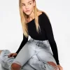Blugi rupți cu picioare largi din anii ’90 Blugi rupți cu picioare largi din anii ’90