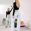 Blugi rupți cu picioare largi din anii ’90 Blugi rupți cu picioare largi din anii ’90