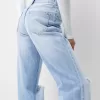 Blugi rupți cu picioare largi din anii ’90 Blugi rupți cu picioare largi din anii ’90