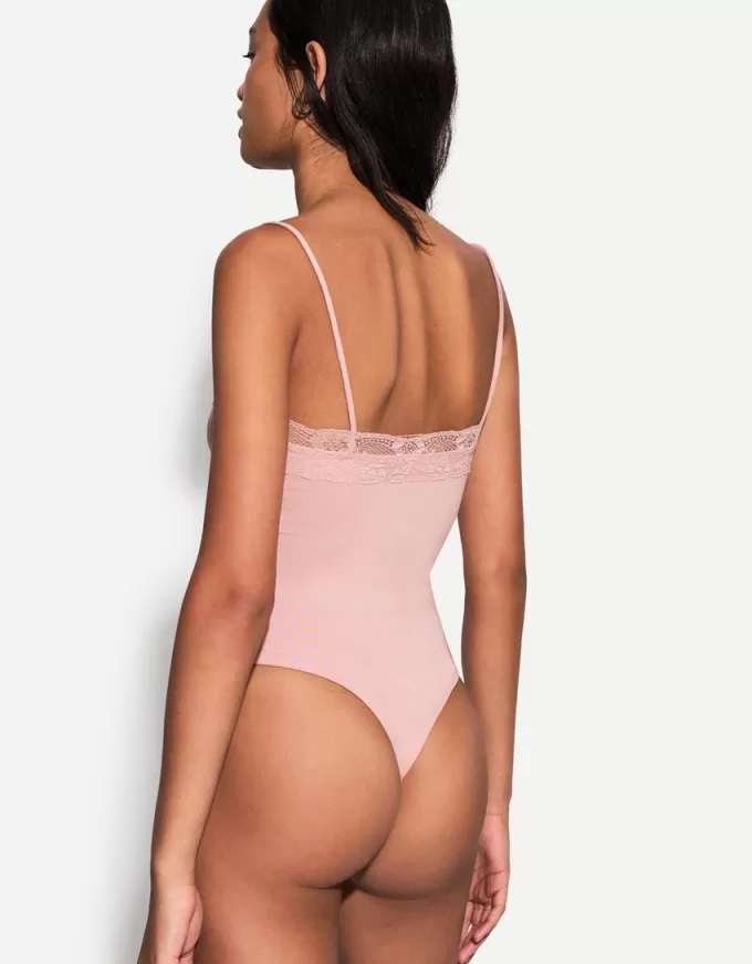Body blond cu bretele din dantela Body blond cu bretele din dantela