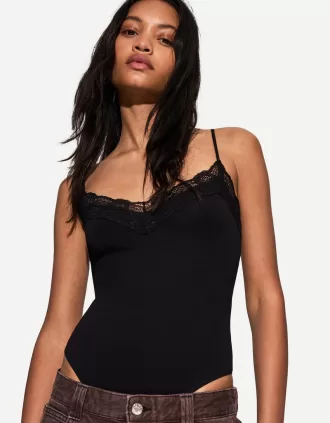 Body blond cu bretele din dantela