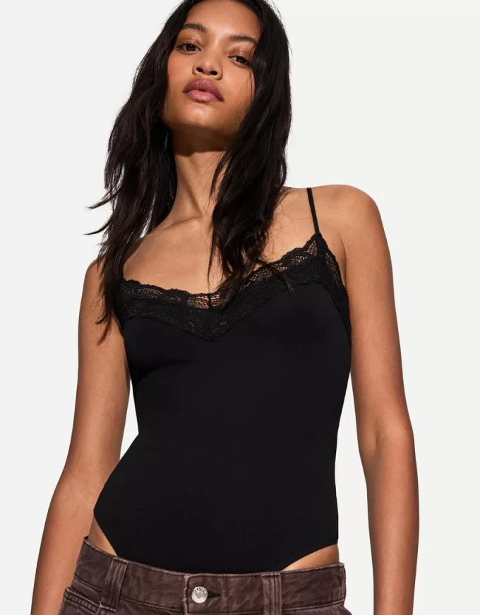 Body blond cu bretele din dantela Body blond cu bretele din dantela