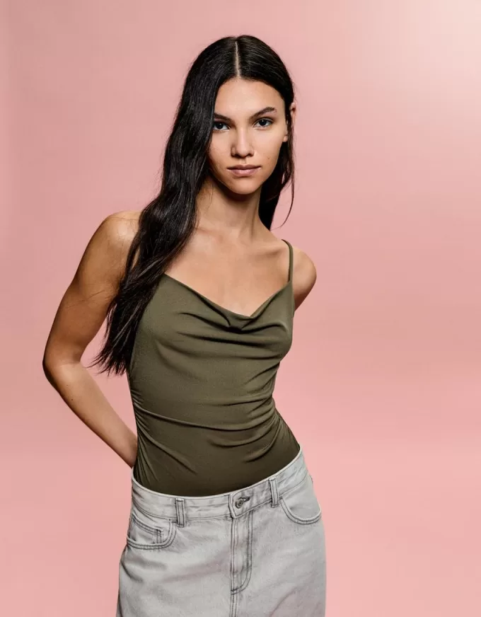 Body cu bretele drapat SERIA BERSHKA Body cu bretele drapat SERIA BERSHKA