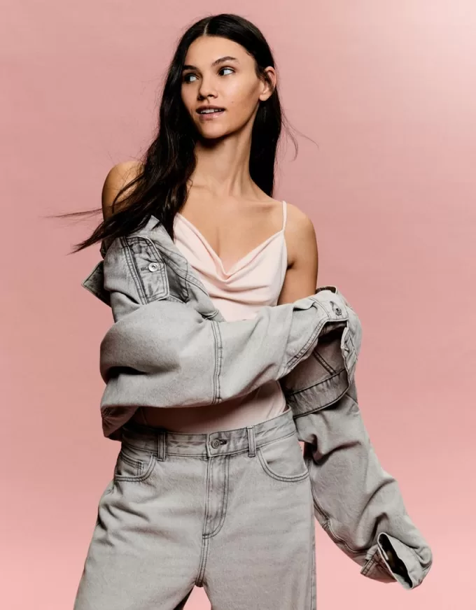 Body cu bretele drapat SERIA BERSHKA Body cu bretele drapat SERIA BERSHKA
