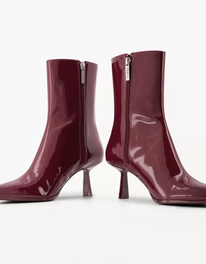 Botine artificiale cu toc de pisicuță Botine artificiale cu toc de pisicuță