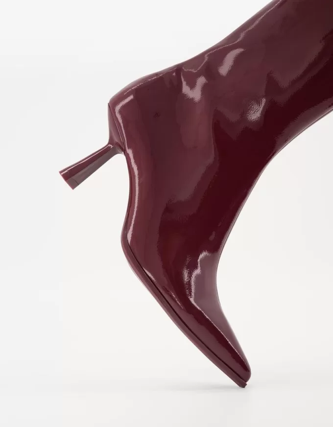 Botine artificiale cu toc de pisicuță Botine artificiale cu toc de pisicuță