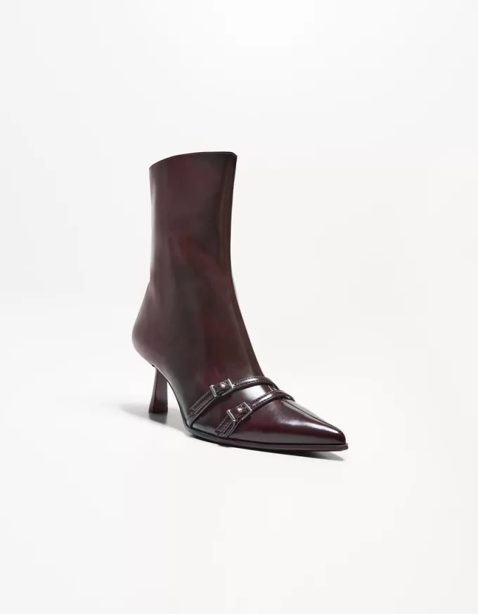 Botine cu toc pisoi cu catarame Botine cu toc pisoi cu catarame