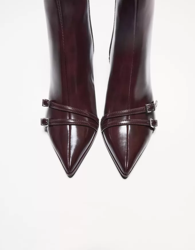 Botine cu toc pisoi cu catarame Botine cu toc pisoi cu catarame