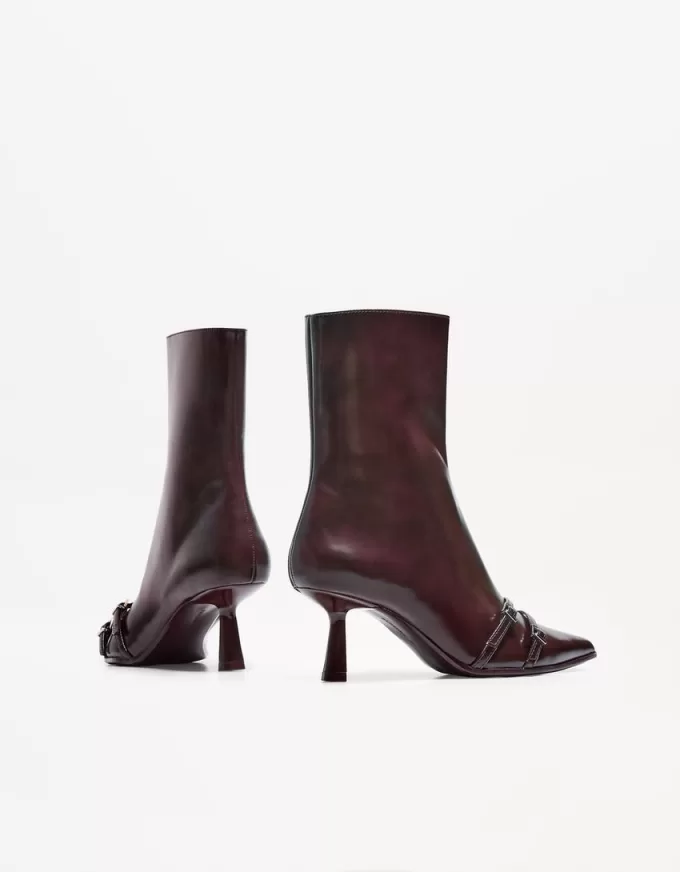 Botine cu toc pisoi cu catarame Botine cu toc pisoi cu catarame