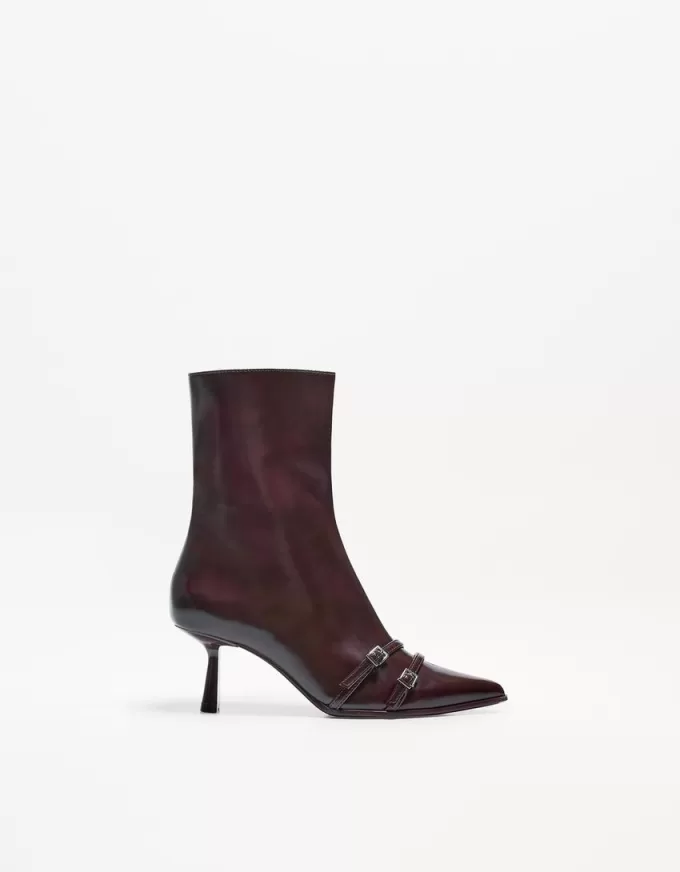 Botine cu toc pisoi cu catarame Botine cu toc pisoi cu catarame