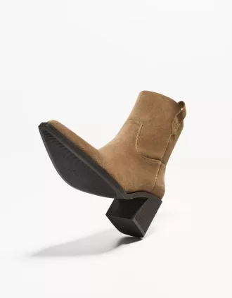 Botine de cowboy asimetrice cu toc înalt