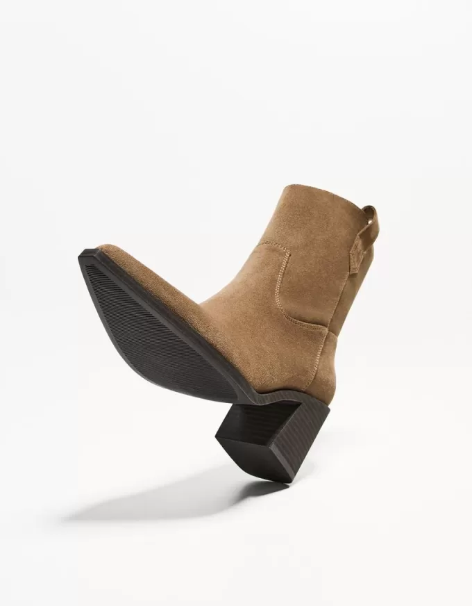 Botine de cowboy asimetrice cu toc înalt Botine de cowboy asimetrice cu toc înalt