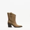Botine de cowboy asimetrice cu toc înalt Botine de cowboy asimetrice cu toc înalt