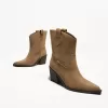 Botine de cowboy asimetrice cu toc înalt Botine de cowboy asimetrice cu toc înalt