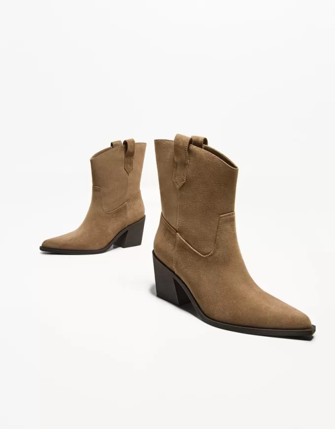 Botine de cowboy asimetrice cu toc înalt Botine de cowboy asimetrice cu toc înalt