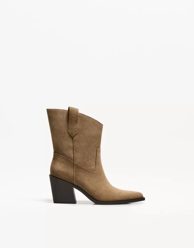 Botine de cowboy asimetrice cu toc înalt Botine de cowboy asimetrice cu toc înalt