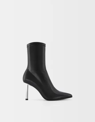 Botine metalice montate cu toc înalt