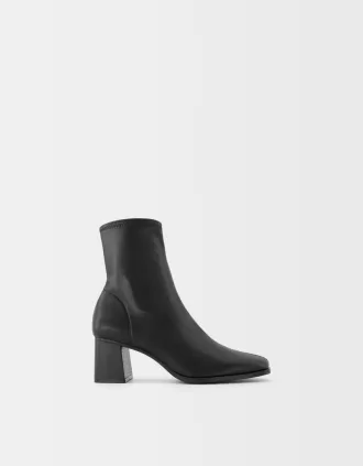 Botine montate cu toc bloc