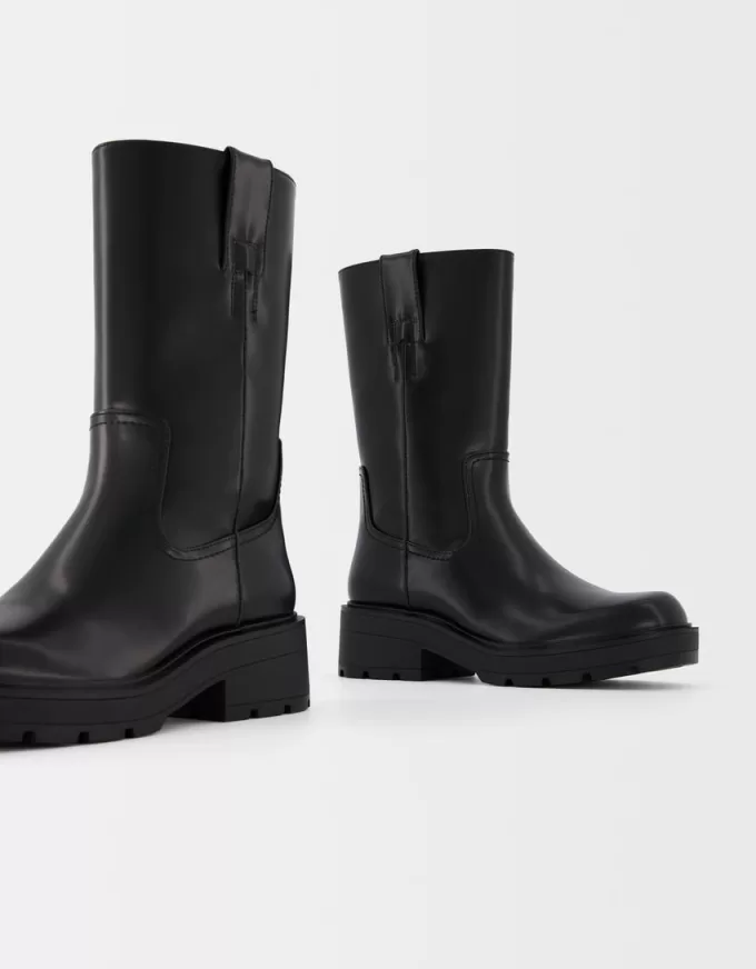 Botine plate cu talpă de șenilă la jumătatea gambei Botine plate cu talpă de șenilă la jumătatea gambei