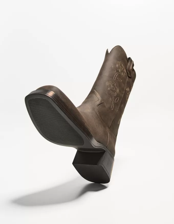 Cizme de cowboy plate brodate Cizme de cowboy plate brodate