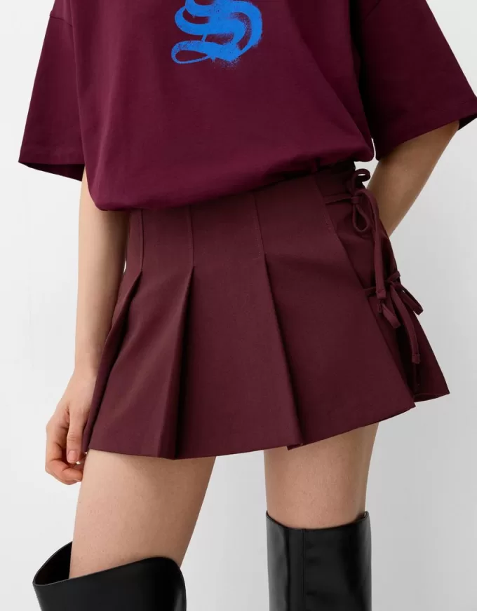 Fusta mini cu pliuri cutie cu detaliu fundita Fusta mini cu pliuri cutie cu detaliu fundita