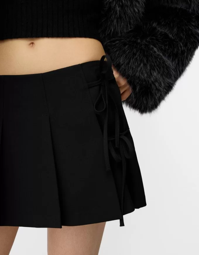 Fusta mini cu pliuri cutie cu detaliu fundita Fusta mini cu pliuri cutie cu detaliu fundita