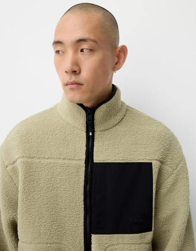 Jachetă din faux shearling cu detalii contrastante Jachetă din faux shearling cu detalii contrastante