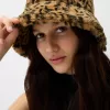 Pălărie cu găleată din blană artificială cu imprimeu animal Pălărie cu găleată din blană artificială cu imprimeu animal