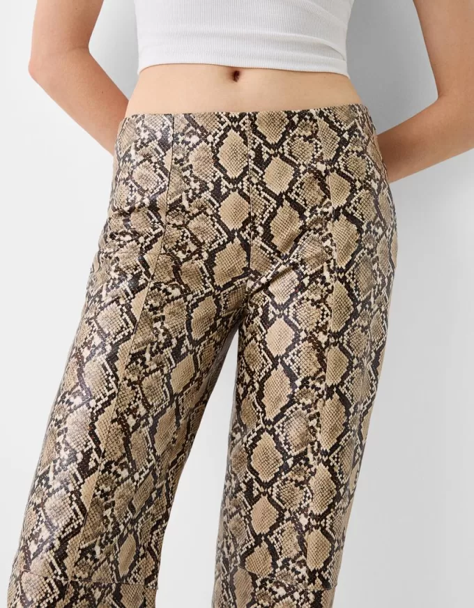 Pantaloni animal print cu efect de piele Pantaloni animal print cu efect de piele