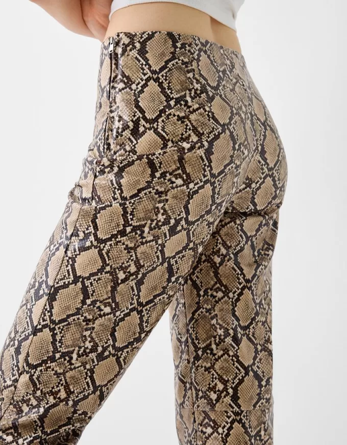 Pantaloni animal print cu efect de piele Pantaloni animal print cu efect de piele