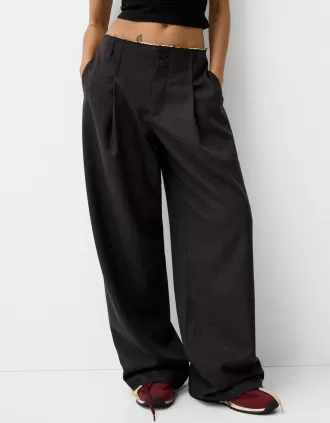 Pantaloni croiți