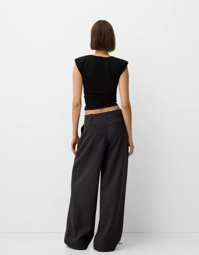 Pantaloni croiți