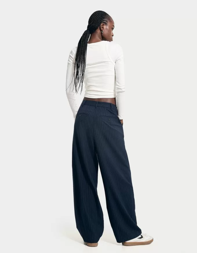Pantaloni croiți cu dungi Pantaloni croiți cu dungi