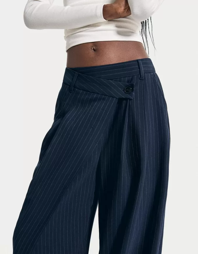 Pantaloni croiți cu dungi Pantaloni croiți cu dungi