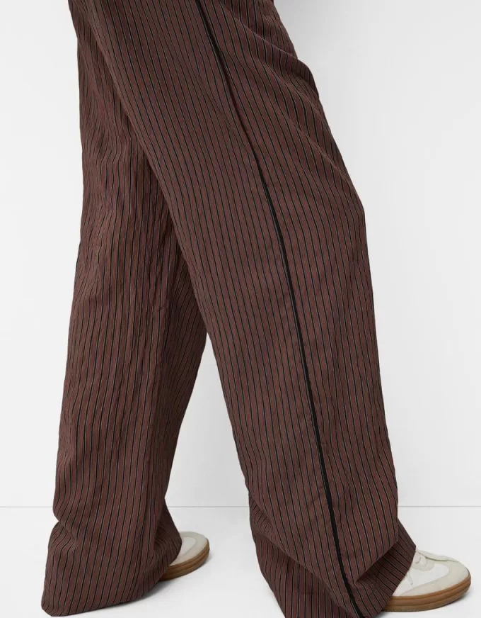 Pantaloni cu dungi drepte, cu talie elastică Pantaloni cu dungi drepte, cu talie elastică