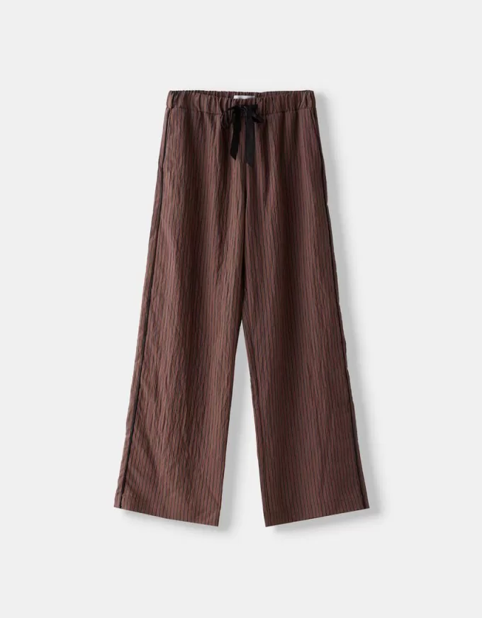 Pantaloni cu dungi drepte, cu talie elastică Pantaloni cu dungi drepte, cu talie elastică