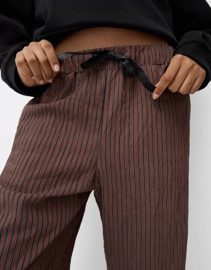 Pantaloni cu dungi drepte, cu talie elastică Pantaloni cu dungi drepte, cu talie elastică