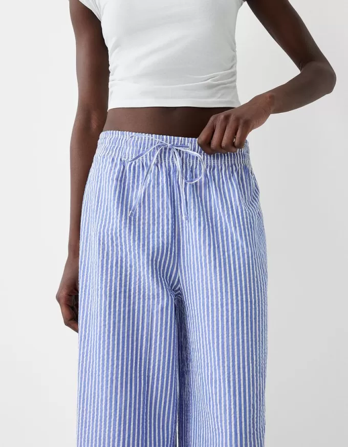 Pantaloni cu dungi late cu efect sifonat Pantaloni cu dungi late cu efect sifonat