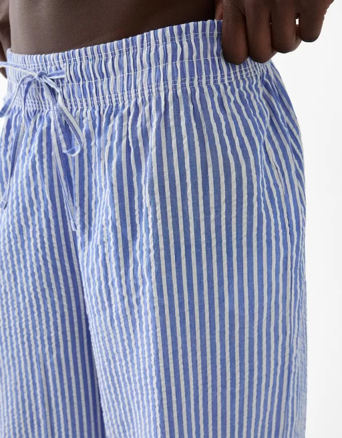 Pantaloni cu dungi late cu efect sifonat Pantaloni cu dungi late cu efect sifonat